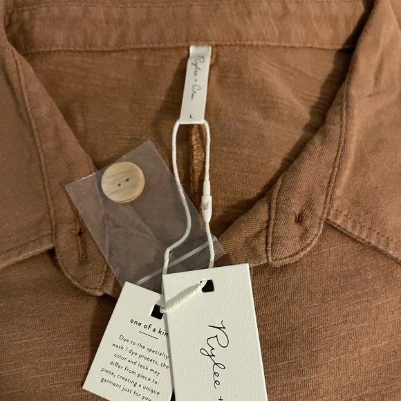 Rylee + Cru Tan Collared Button Romper with side pockets size L - Picture 2 of 4